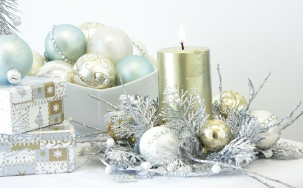 weihnachtliche Bilder silberne Kerze Weihnachtskugel schöne Tischdeko