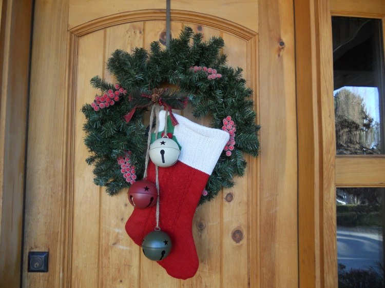 weihnachtliche dekoration tuerkranz idee strumpf nikolaus glocken