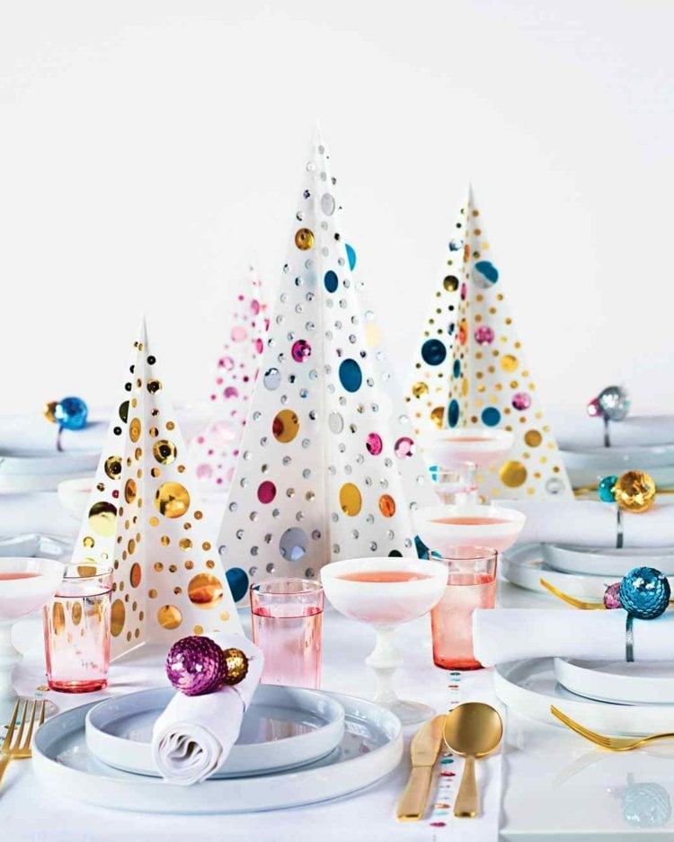 weihnachtlich dekorieren modern design papier glitzersteine elegant tischdeko