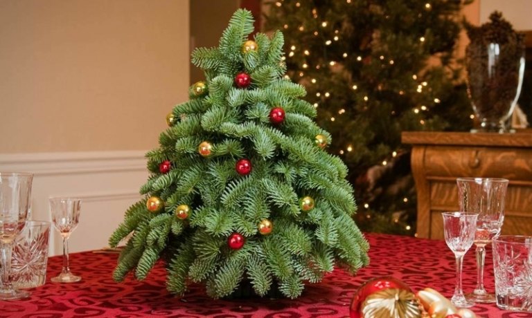 weihnachtlich dekorieren schlicht schmuck mini tannenbaum festtafel