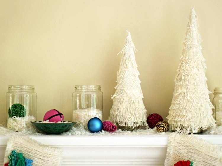weihnachtlich dekorieren weihnachtsbaum weiss leinen glocke kugeln kaminsims