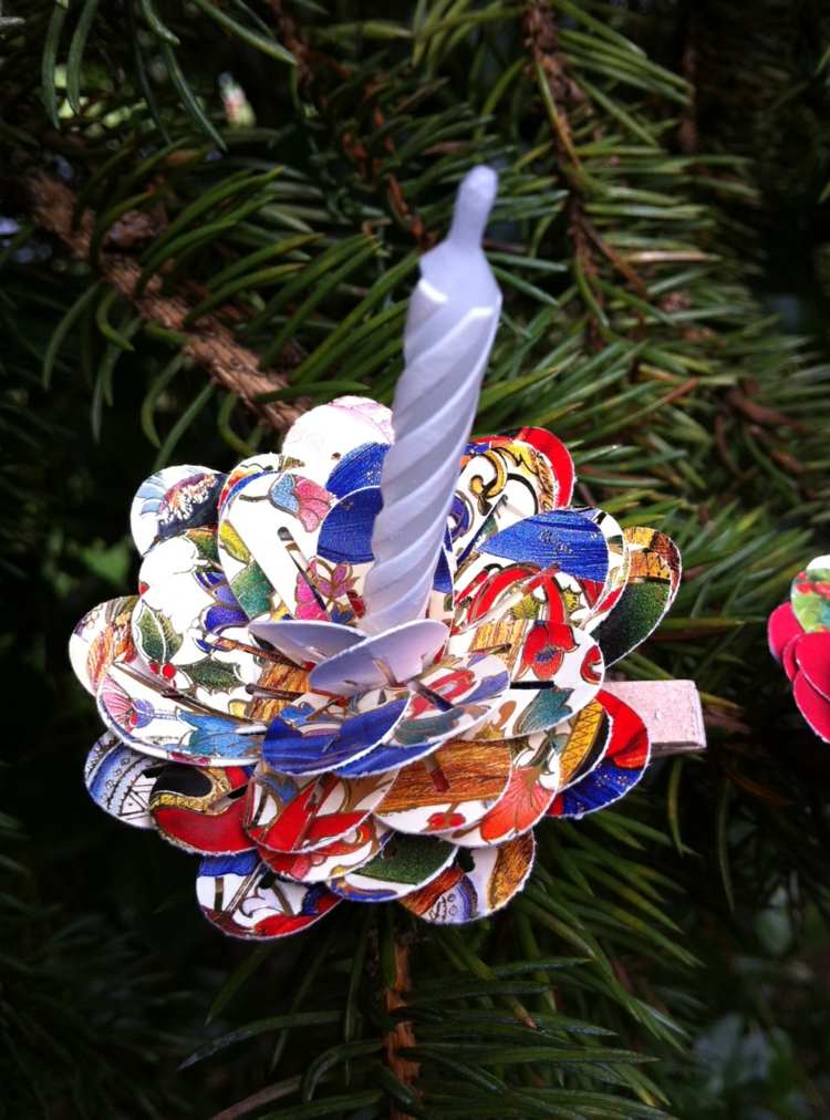 weihnachtsbasteln mit papier kerzenhalter weihnachtskarten tannenbaum kerze hellblau