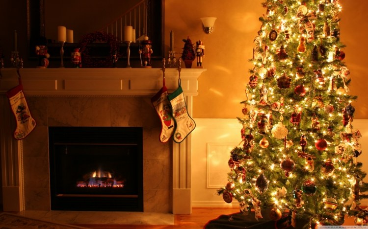 weihnachtsbaum auswählen lichterkette wohnzimmer kamin struempfe