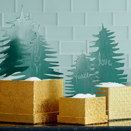 weihnachtsbaum basteln holzstücke blau goldene boxen