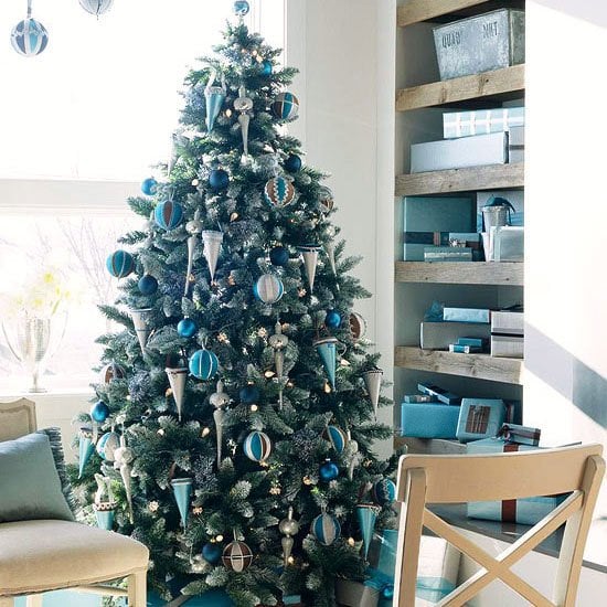 weihnachtsbaum deko blau silber thema geschenke