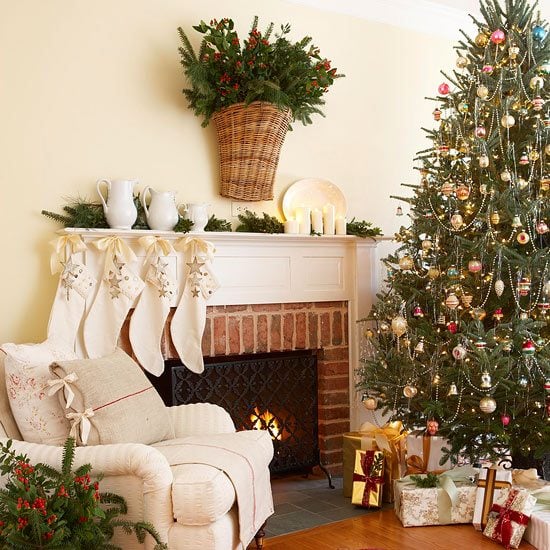 weihnachtsbaum deko kamin nikolausstiefel leinen tannenzweige korb