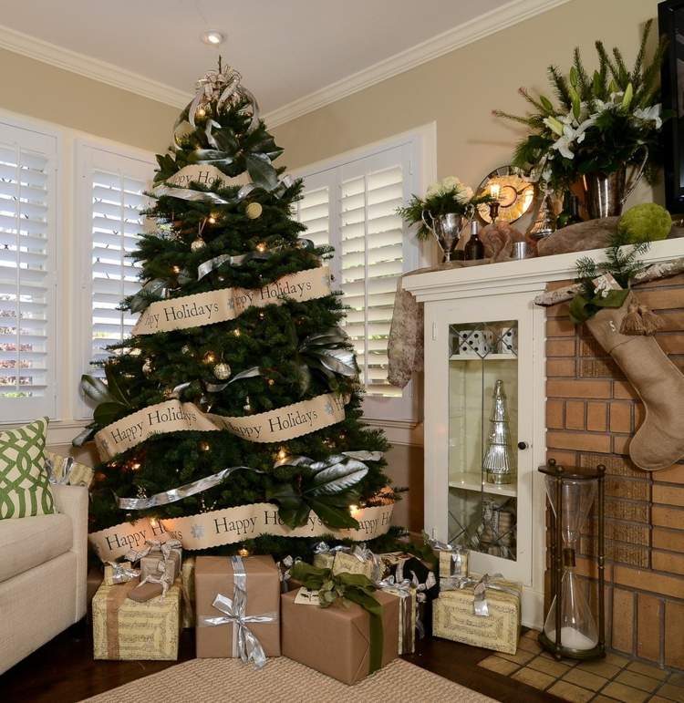 weihnachtsbaum dekoration idee band beige geschenke neutrale farben