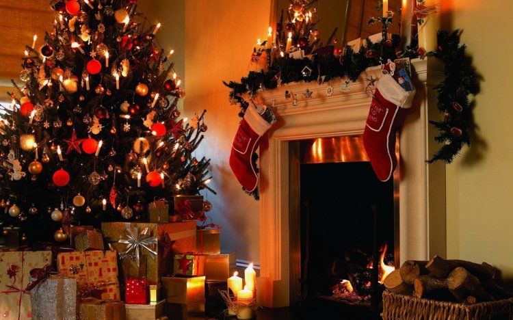 weihnachtsbaum dekoration kerzen licht rot kugeln sterne socken kaminsims