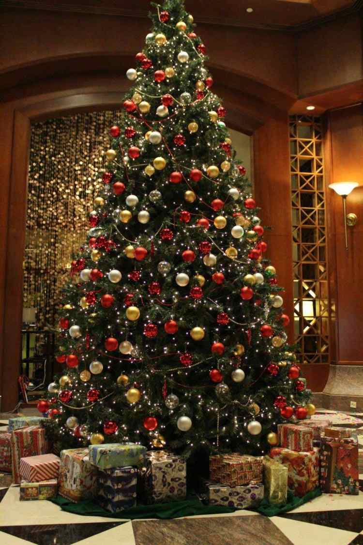 weihnachtsbaum festlich schmuecken gross rot kugeln silber gold geschenke