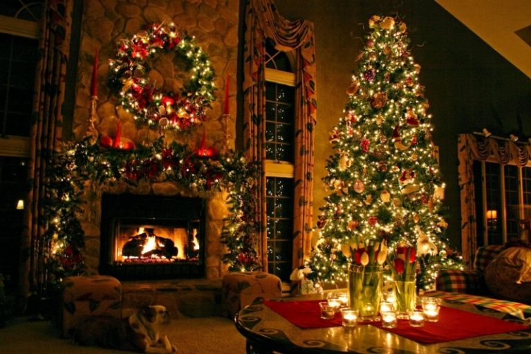 weihnachtsbaum festlich schmücken ideen rustikal wohnzimmer kamin beleuchtung