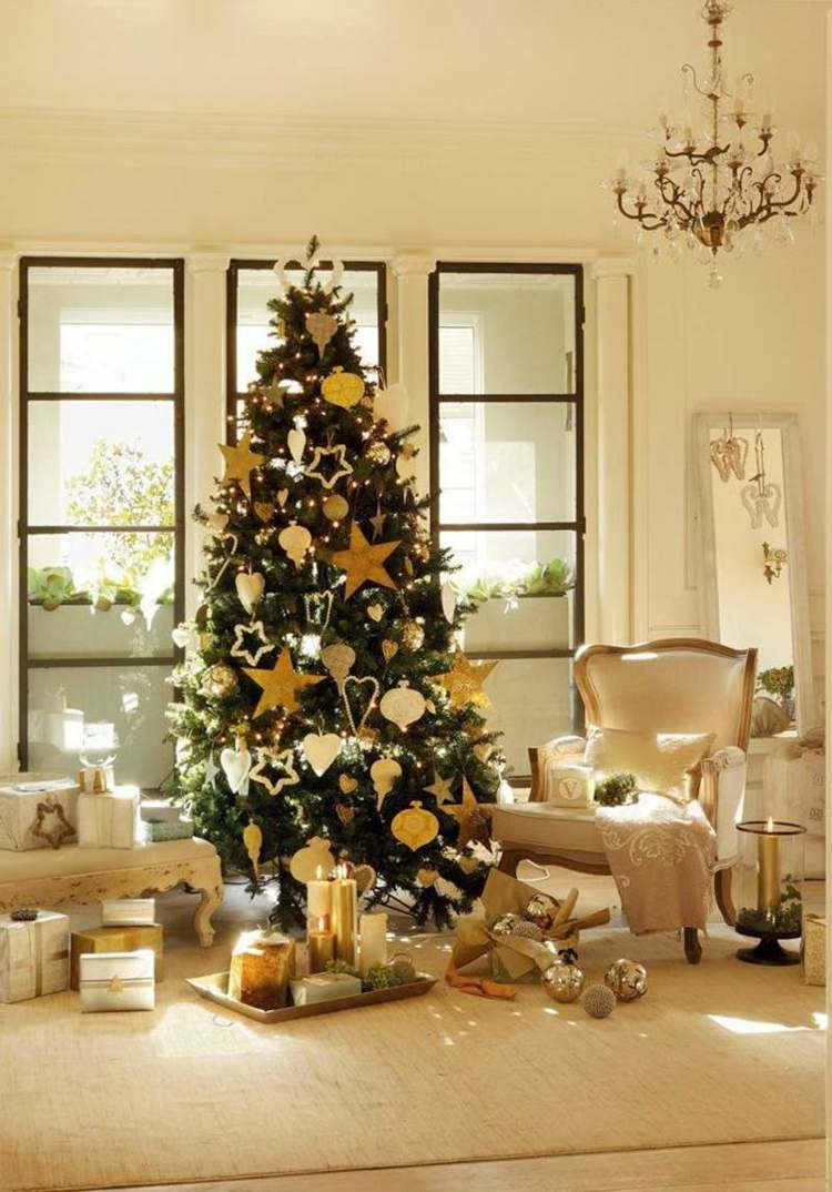 weihnachtsbaum kaufen wohnzimmer baumschmuck sterne gold stuhl kronleuchter