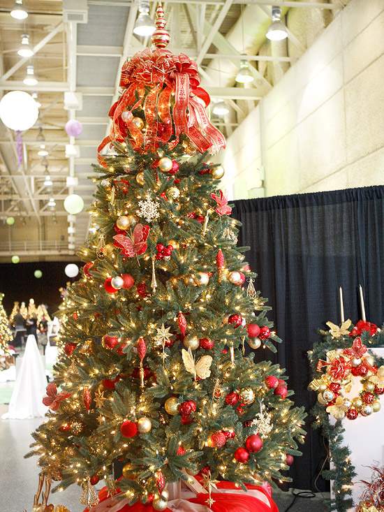weihnachtsbaum deko rot gold schmetterlinge ornamente kugeln