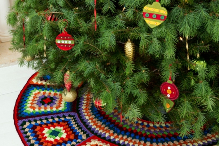 weihnachtsbaum schmuck bastel idee decke bunt stricken anhaenger