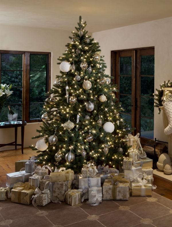 weihnachtsbaum schmuck lichterketten silberne ornamente