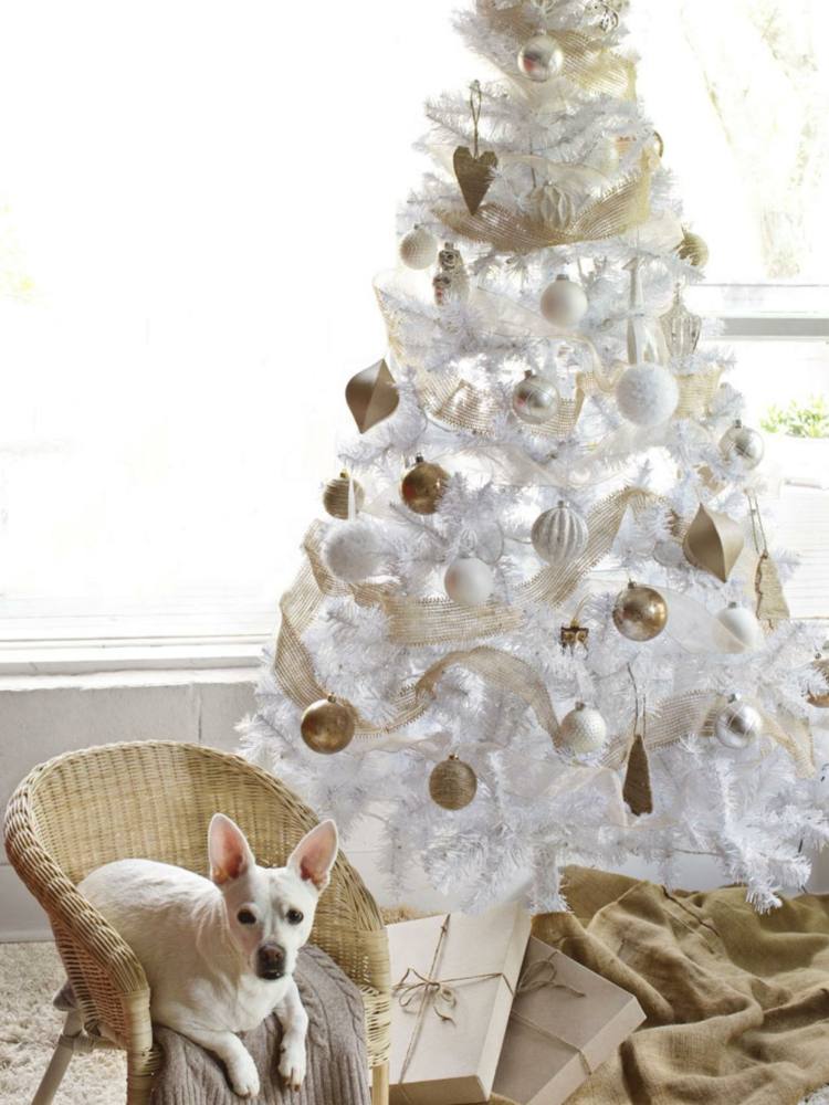 weihnachtsbaum schmuecken elegant weiss gold akzente vintage