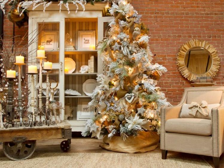 weihnachtsbaum schmücken elegant weiss gold vitrine wohnzimmer rustikal