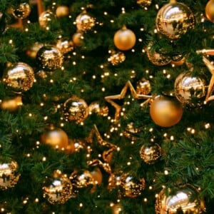 weihnachtsbaum schmücken gold kugeln sterne elegant tipps