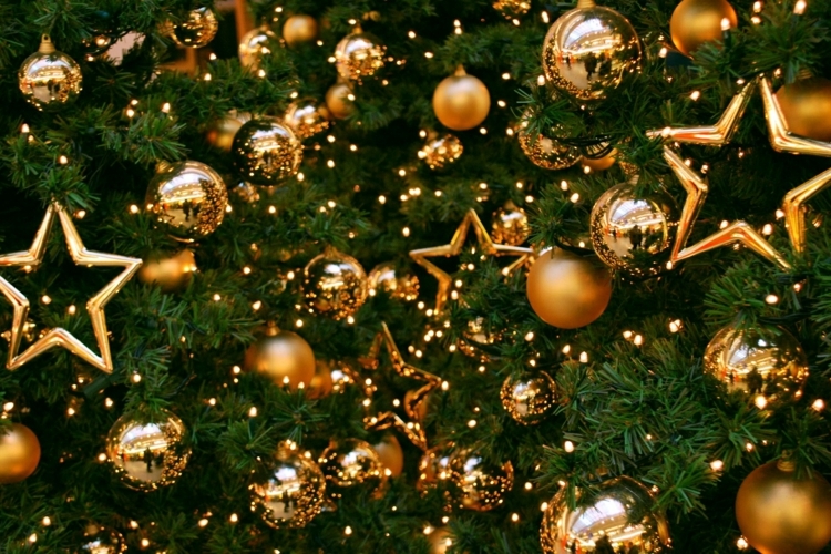 weihnachtsbaum schmücken gold kugeln sterne elegant tipps
