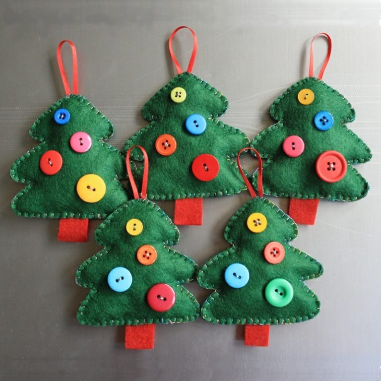 weihnachtsbaum selber basteln fleece gruen knoepfe dekorieren tannenbaum