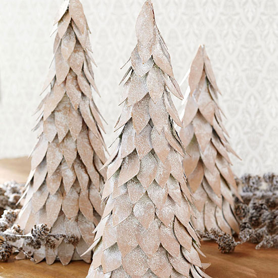 weihnachtsbäume selber basteln packpapier blätter kunstschnee