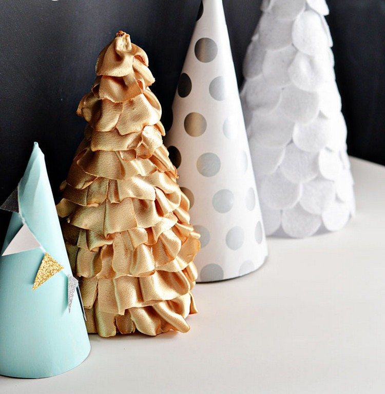 weihnachtsbaum-selber-basteln-papier-kegeln-verschiedene-farben