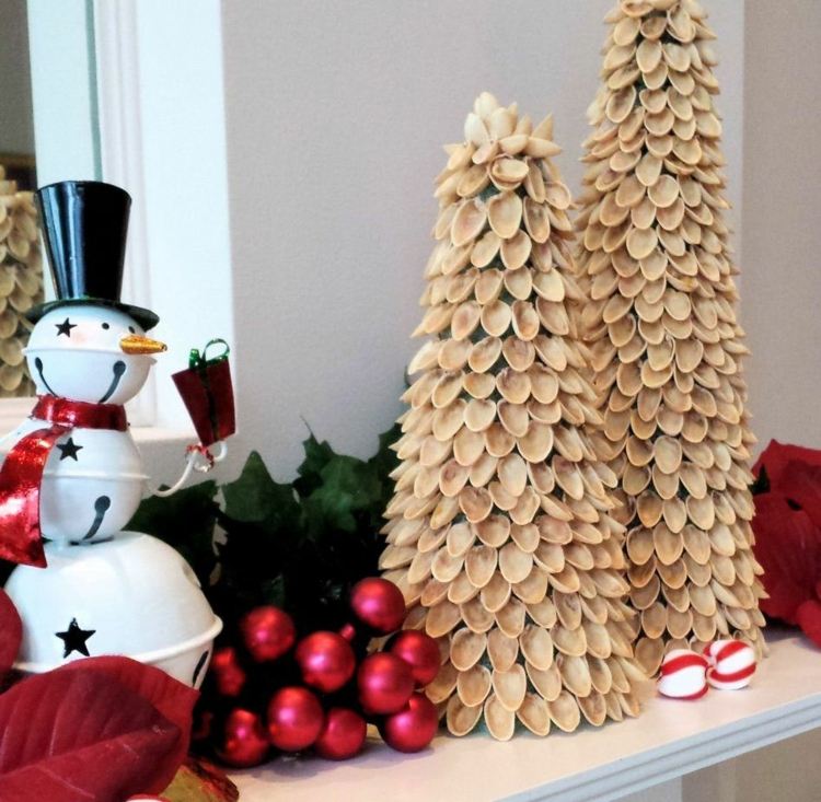 weihnachtsbaum selber basteln schalen pistazien dekoration idee mistelzweig