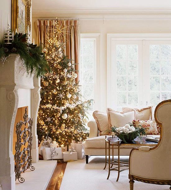 weihnachtsbaum wohnzimmer goldene ornamente lichterketten