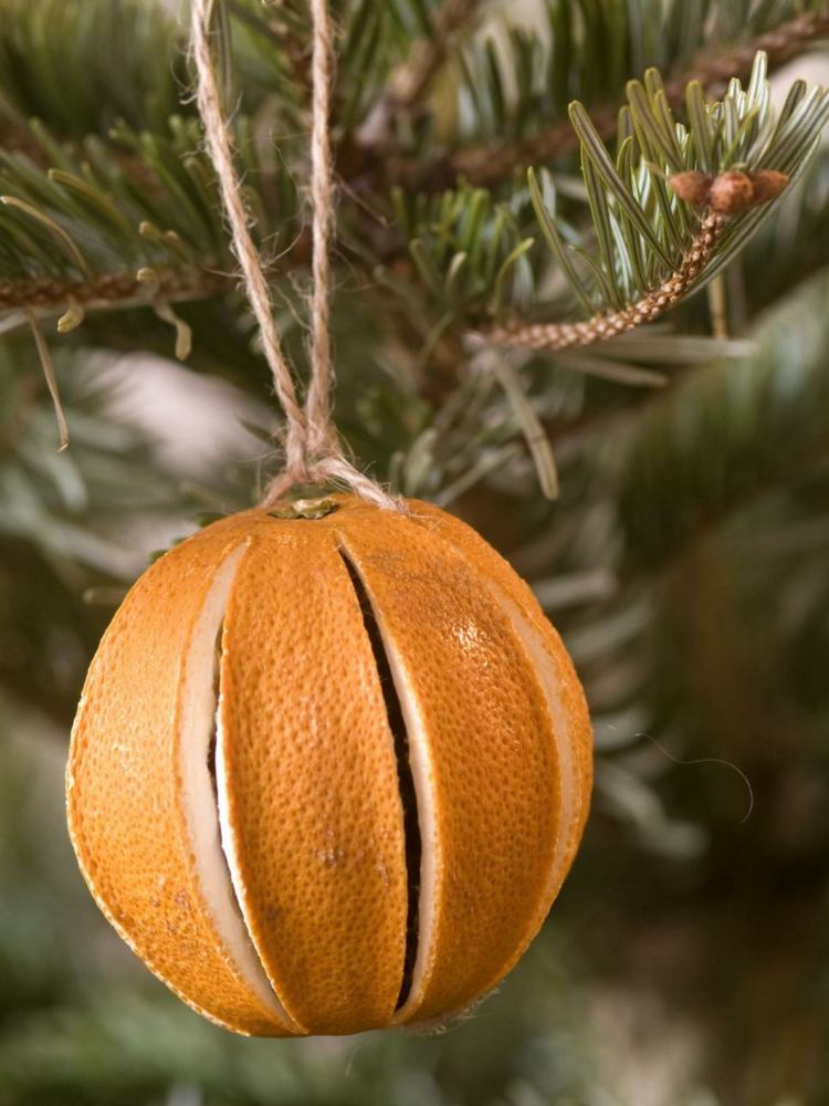 weihnachtsbaumschmuck aus naturmaterialien orange-schale-schlitze-garn