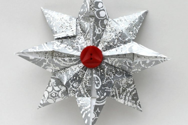 weihnachtsbaumschmuck aus papier stern silber papier knopf falten christbaum