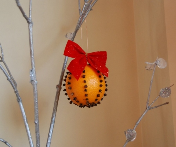 weihnachtsbaumschmuck aus naturmaterialien machen baumkugel orange