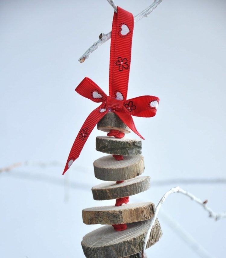 weihnachtsbaumschmuck-naturmaterialien-holz-scheiben-band-rot-schleife