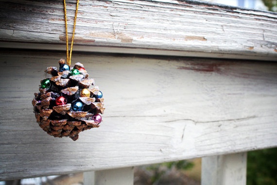 weihnachtsbaumschmuck-naturmaterialien-tannenzapfen-schmücken-perlen