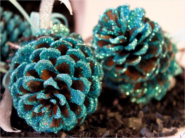 weihnachtsbaumschmuck selber machen blauer glitzer zapfen