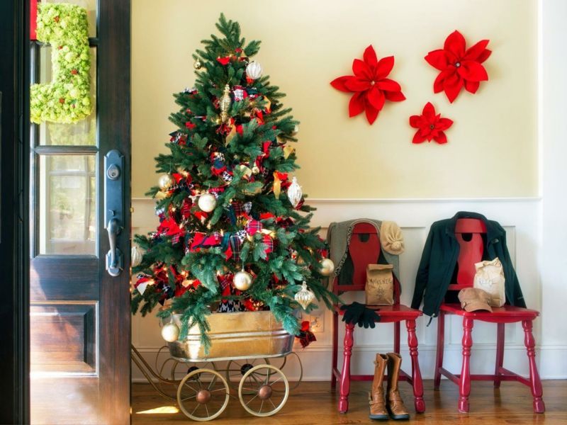 weihnachtsdeko für kleine wohnung flur stuehle weihnachtsbaum puppenwagen