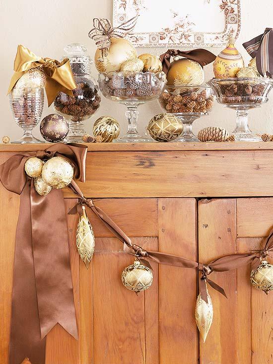 weihnachtsdeko girlanden selbermachen goldene ornamente satin bogen