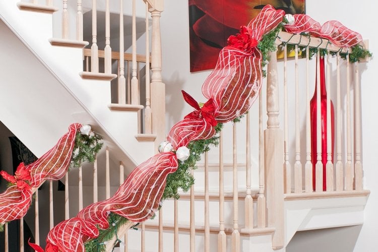 weihnachtsdeko-ideen girlande treppe gelaender streifen weihnachten