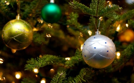 weihnachtsdeko ideen glitzer deko silber gold gruen weihnachtsbaumkugel