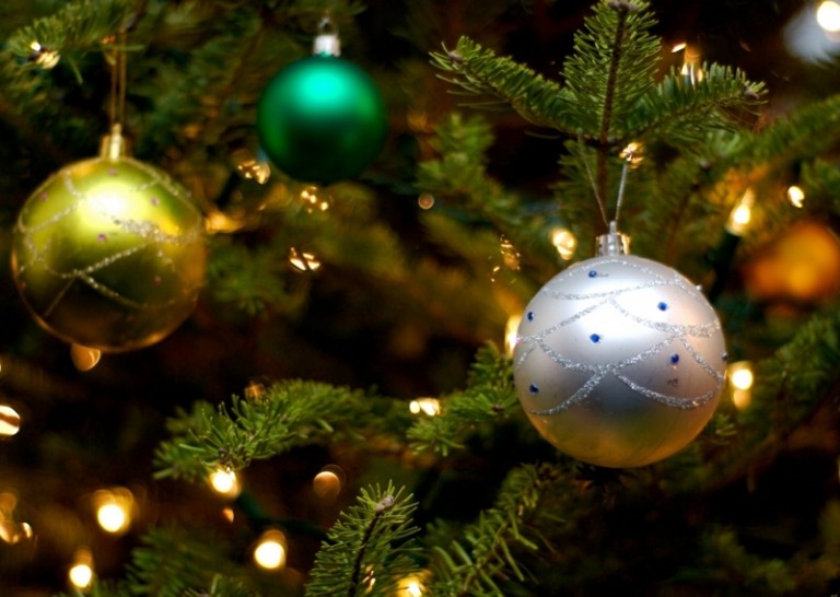 weihnachtsdeko ideen glitzer deko silber gold gruen weihnachtsbaumkugel