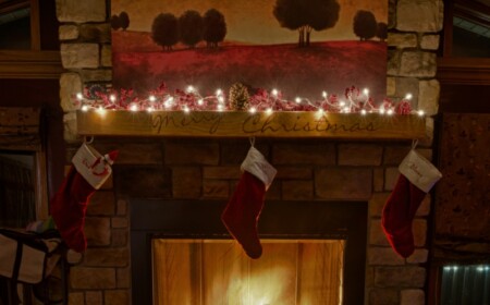 weihnachtsdeko ideen kaminsims socke rot lichterkette schlicht rustikal