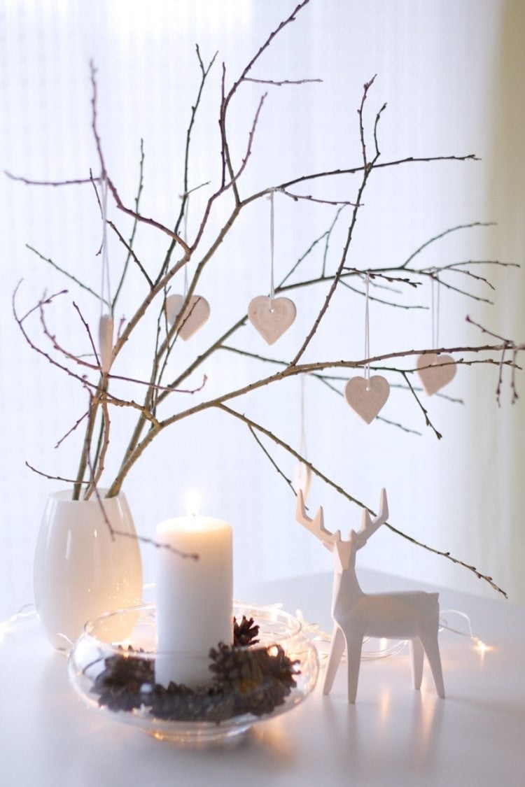 weihnachtsdeko-ideen-modern-weiss-minimalistisch-kerze-lichterkette-zapfen