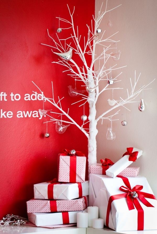 weihnachtsdeko ideen rot weiß baum geschenke minimalistisch