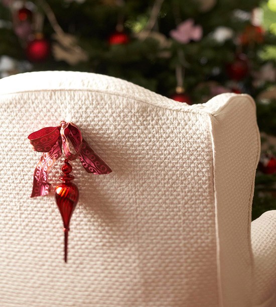 weihnachtsdeko ideen rotes ornament stecken rücklehne sessel