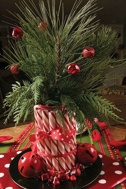 weihnachtsdeko ideen tisch blickfang tannenzweige vase zuckerstangen