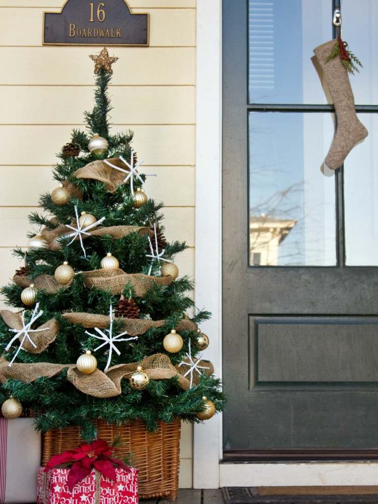 weihnachtsdeko im garten klein weihnachtsbaum leinen girlande sterne socke