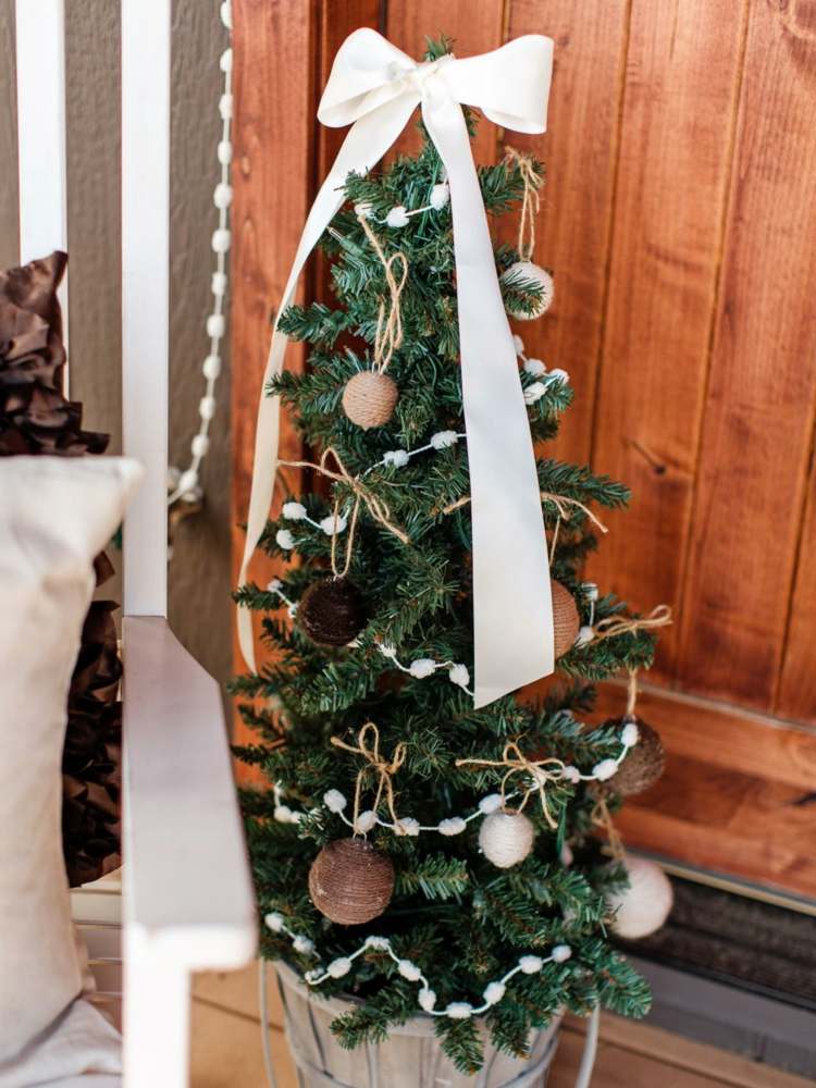 weihnachtsdeko im garten tannenbaum schmuck schnur kugeln schleife