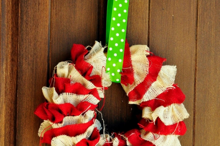 weihnachtsdeko im garten tuerkranz idee rot weiss rustikal gruen band neon