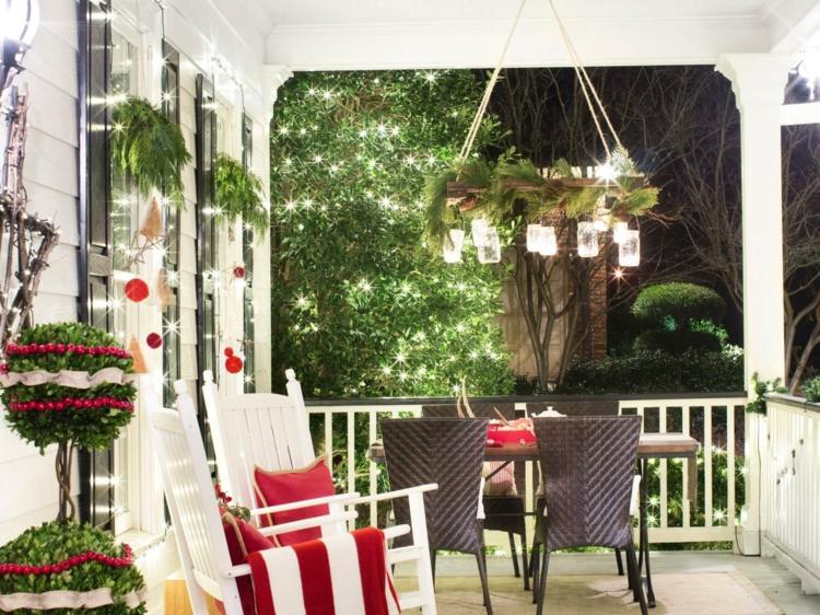 weihnachtsdeko im garten veranda idee buchsbaum schmuecken immergruen