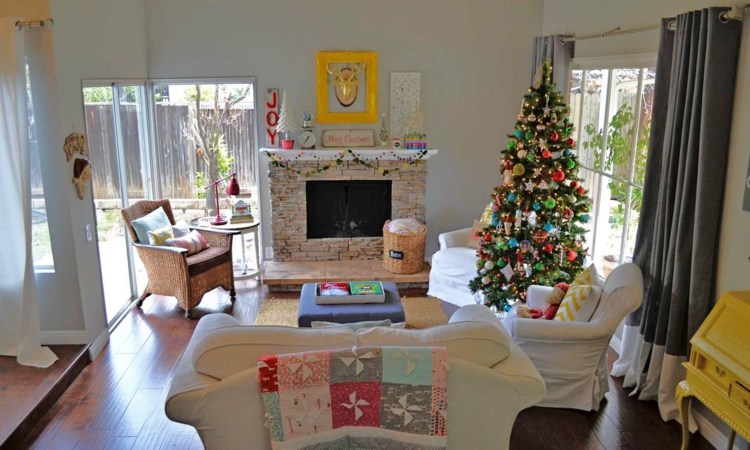 weihnachtsdeko im wohnzimmer hell weihnachtsbaum couch weiss kamin