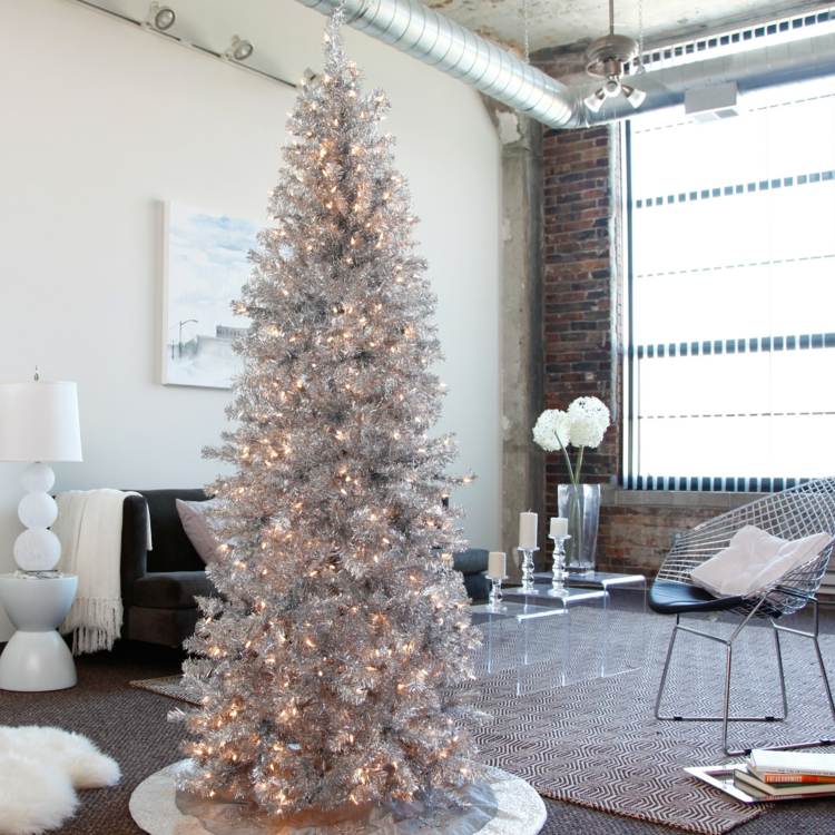 weihnachtsdeko im wohnzimmer modern minimalistisch silber christbaum loft