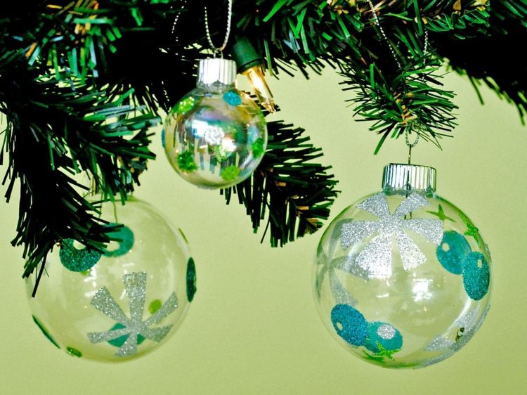 weihnachtsdeko in grün und weiß christbaumkugeln motive glas zweige